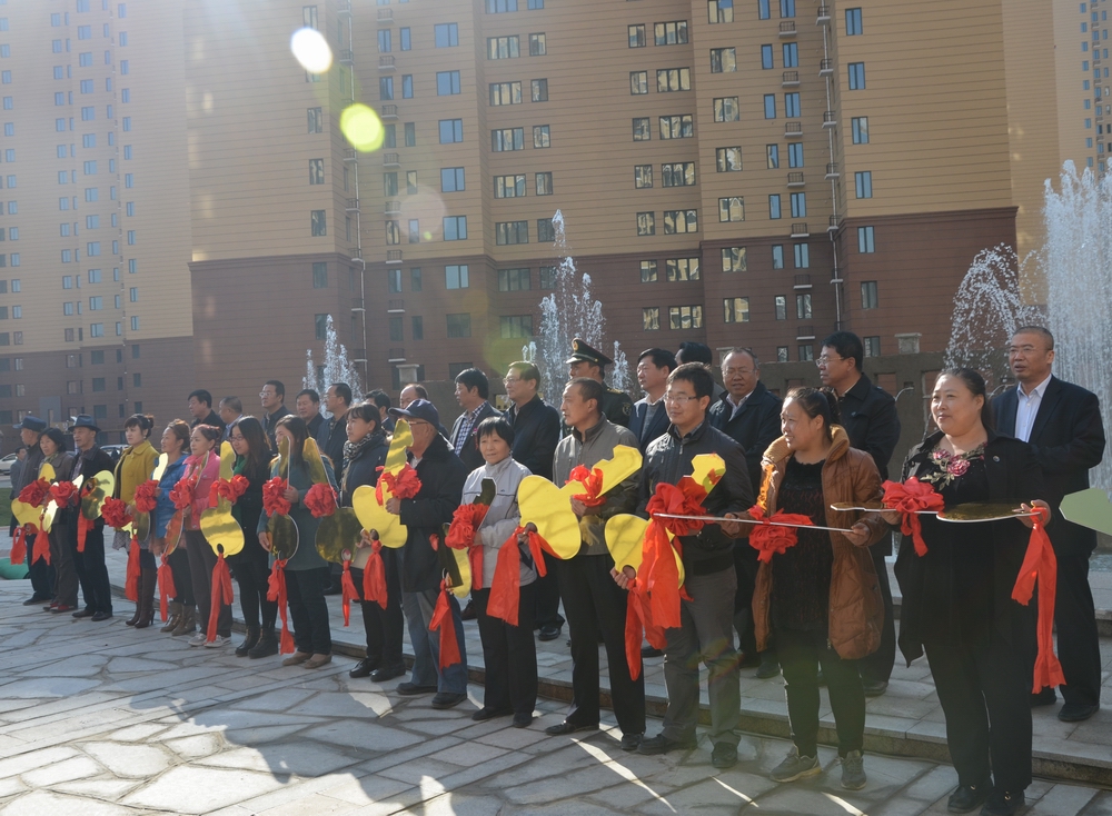 2013年10月25日，城發(fā)公司承建的呼市首個(gè)公租房小區(qū)——康居家園公租房交付使用。申請(qǐng)到公租房的百姓代表領(lǐng)了鑰匙。.JPG